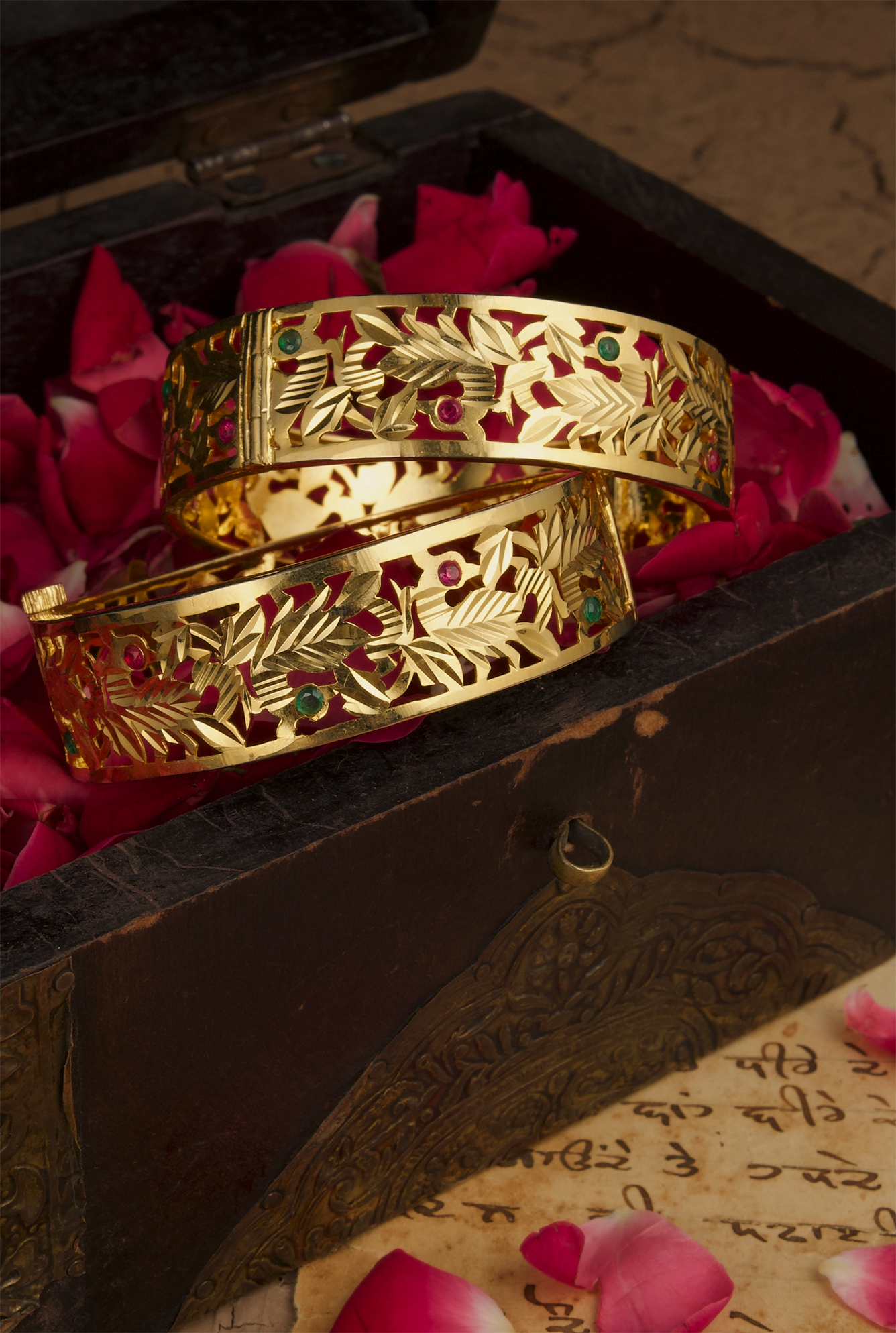 Aabroo  openable Handcrafted gold plated bangle